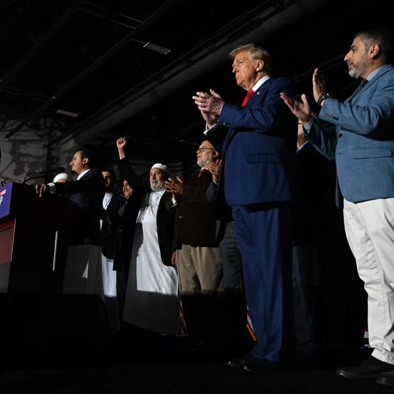 Trump, Who Once Proposed a Muslim Registry, Now Courts Their Votes